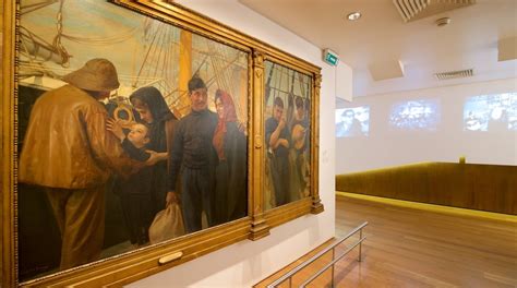 Vista interna di un museo moderno con persone che rispettano le regole