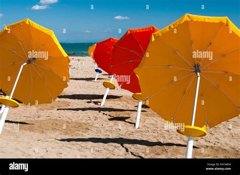 Ombrelloni colorati su una spiaggia di Viareggio