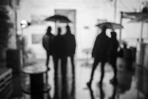 Persone sotto i riflettori e ombre