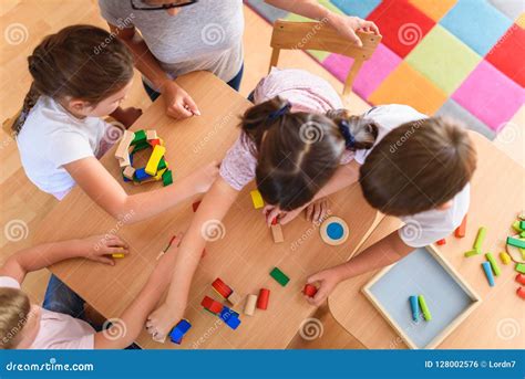 Educatore che osserva bambini mentre giocano