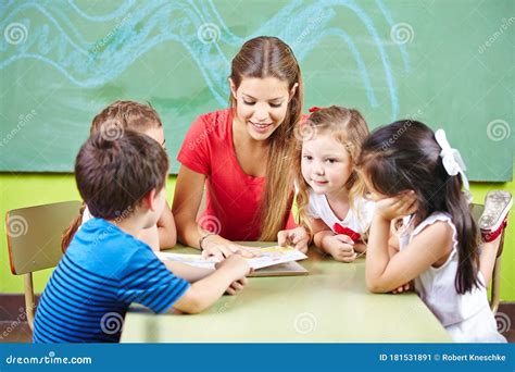 Educatori che collaborano a un progetto