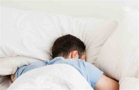 Una persona che dorme beatamente tra due cuscini