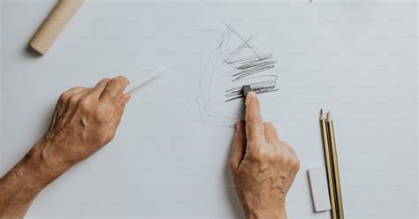 Una persona che disegna cerchi sempre più grandi