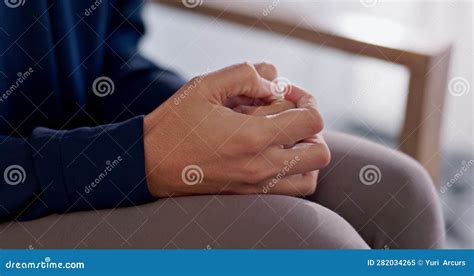 Persona seduta con le mani in grembo