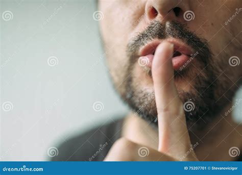 Persona che si porta un dito alle labbra in segno di silenzio