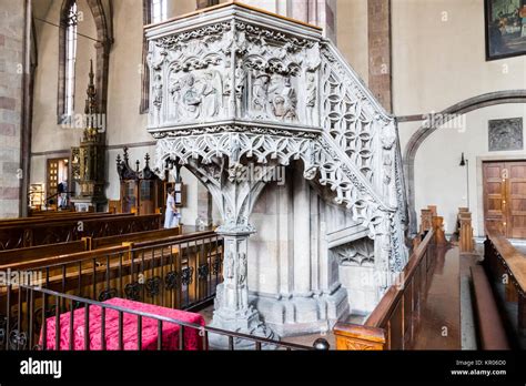 Un pulpito vuoto in una chiesa