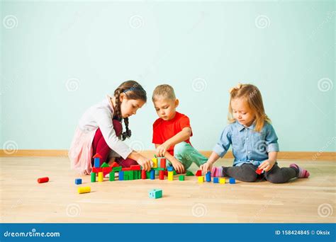 Bambini che giocano con blocchi di legno