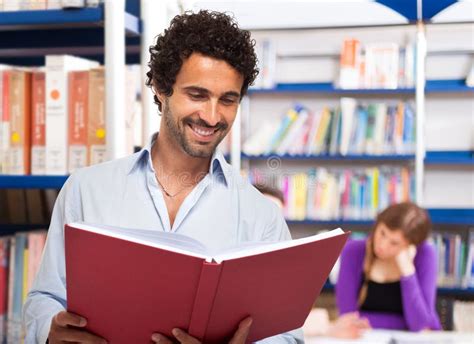 Copertina libro con un occhio che legge