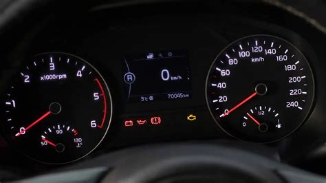Cruscotto auto con spia motore accesa
