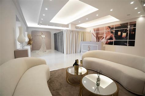 Salone di bellezza elegante con clienti soddisfatti