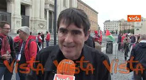 Una piazza di paese siciliano con persone che chiacchierano