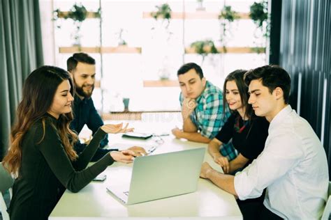Gruppo di giovani terapeuti che discutono