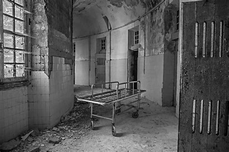 immagine storica di un manicomio