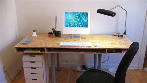Scrivania ordinata per lo studio