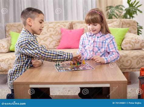 Bambini che giocano a un gioco da tavolo