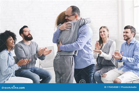 Persone che partecipano a una sessione di gruppo di supporto