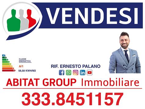Agenzia immobiliare con un cartello 