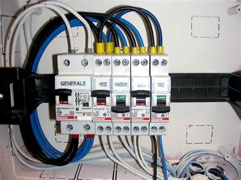Interno di un quadro elettrico con diversi interruttori