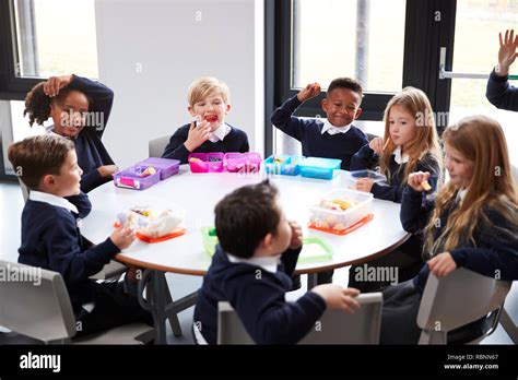 Bambini seduti a tavola in un ristorante