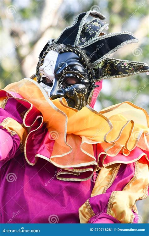 Persona che indossa una maschera