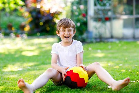 Bambino felice che gioca all'aperto