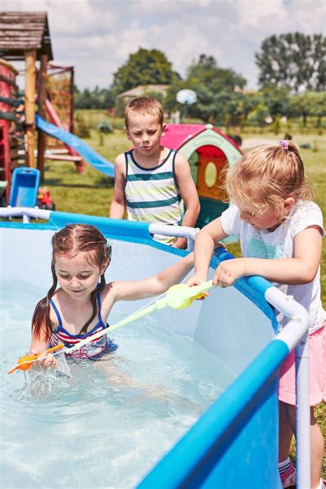 Bambini che giocano in piscina con un istruttore