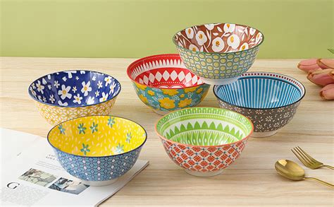 Alimenti sani in ciotole colorate