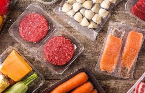 Immagine di cibi processati e confezionati