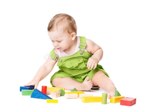 Bambino che gioca con mattoncini colorati, simbolo di sviluppo e apprendimento