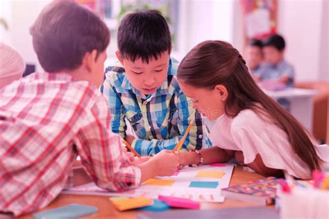 bambini che lavorano insieme su un progetto