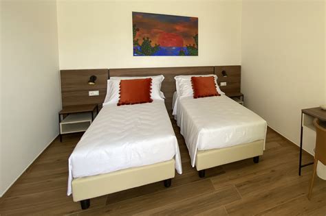 Interno reparto ospedaliero con stanze a due letti