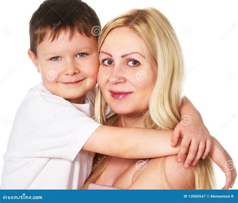 Bambino che abbraccia la madre
