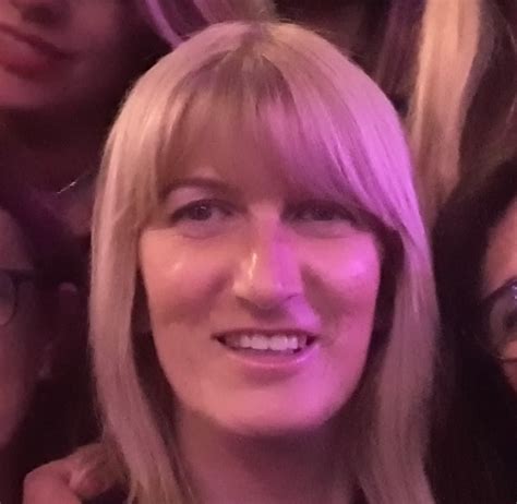 Specchio d'acqua limpida in un bosco