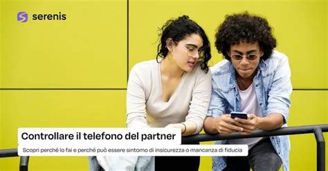 persona che controlla il telefono del partner