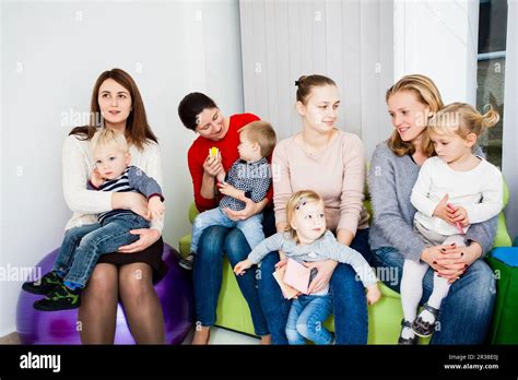 Donna che osserva un gruppo di persone