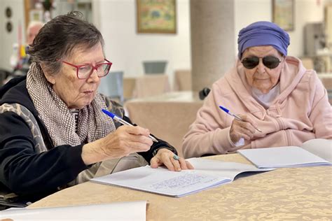 Gruppo di anziani che partecipano ad un'attività di animazione
