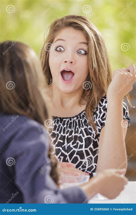 Ragazza che comunica con immagini