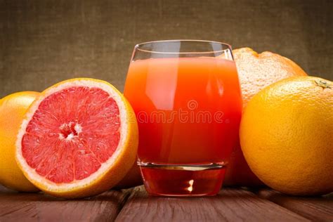 Bicchiere di succo di pompelmo accanto a pillole