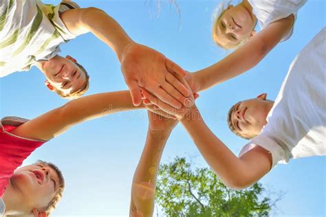 Persone che si tengono per mano in segno di supporto