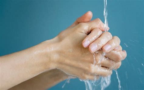 Immagine di mani che si lavano compulsivamente