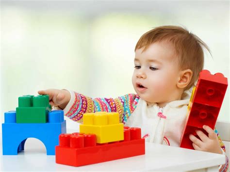 bambino che gioca in equilibrio