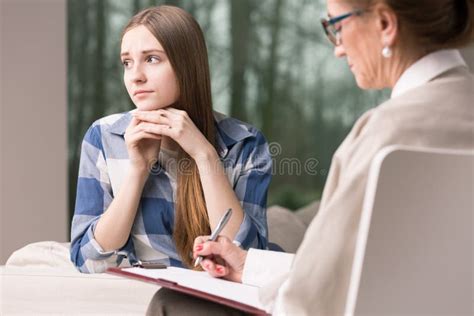 persona che parla con uno psicoterapeuta