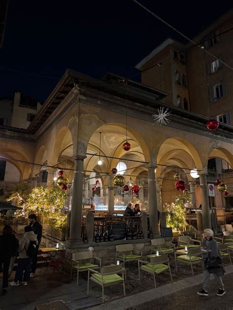 Decorazioni natalizie scintillanti in una città