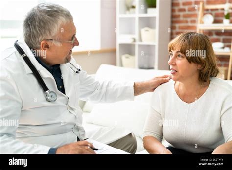 Un professionista sanitario che parla con una famiglia