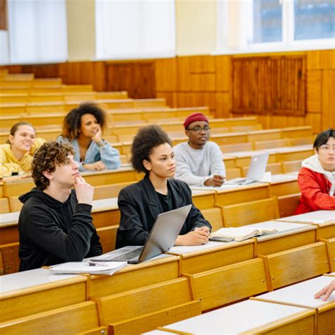 Struttura universitaria con studenti