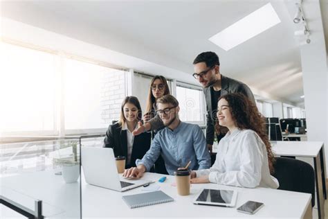 persone che lavorano insieme in un ufficio moderno