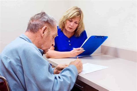 Persone che utilizzano un tablet per test cognitivi