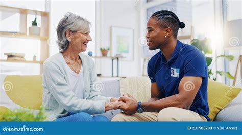 Persona che tiene la mano a un'altra persona anziana, mostrando supporto