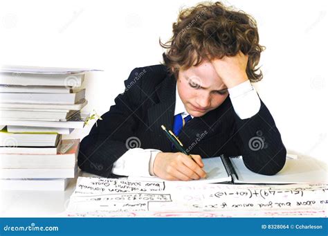 Ragazzo che lavora con un tutor in un ambiente scolastico positivo