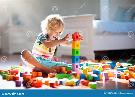 Bambino che gioca con giocattoli